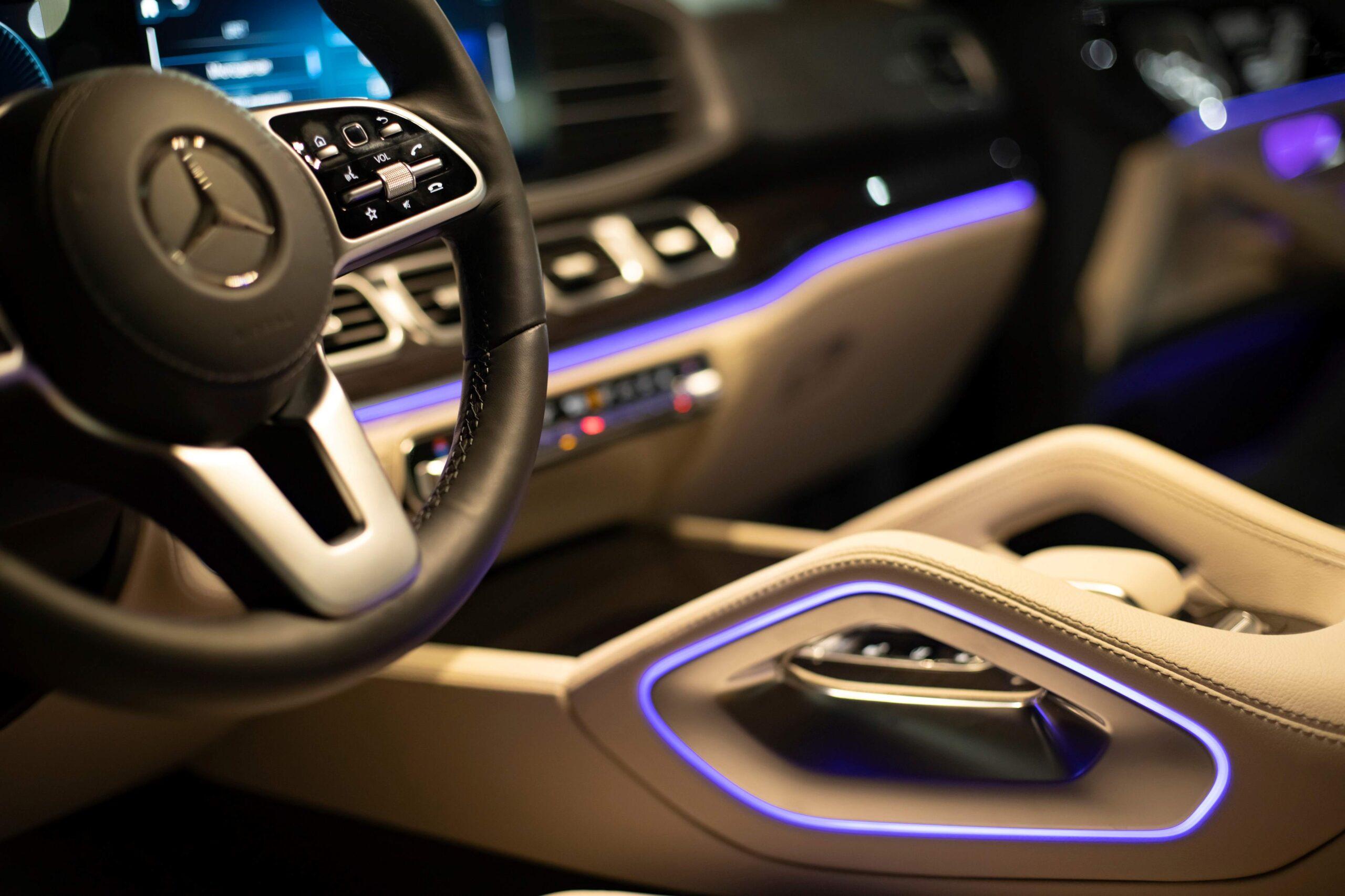 Nahaufnahme eines Premium-LED-Ambientebeleuchtung im leeren Innenraum eines Premium-SUV der Mercedes GLS-Klasse bei Nachtaufnahmen