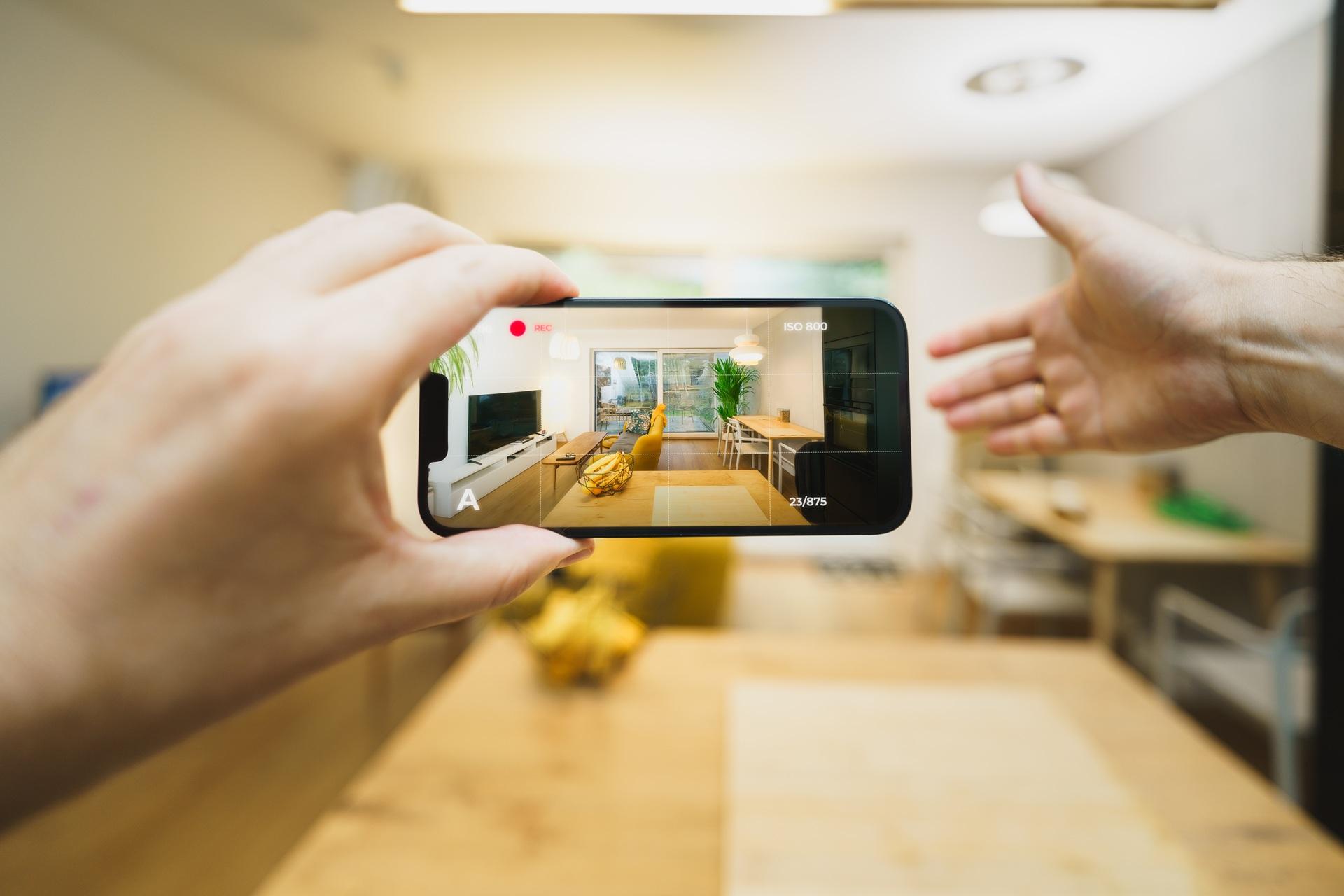 Wohnraum mit Klick Vinyl Marmoroptik im Immobilienvideo