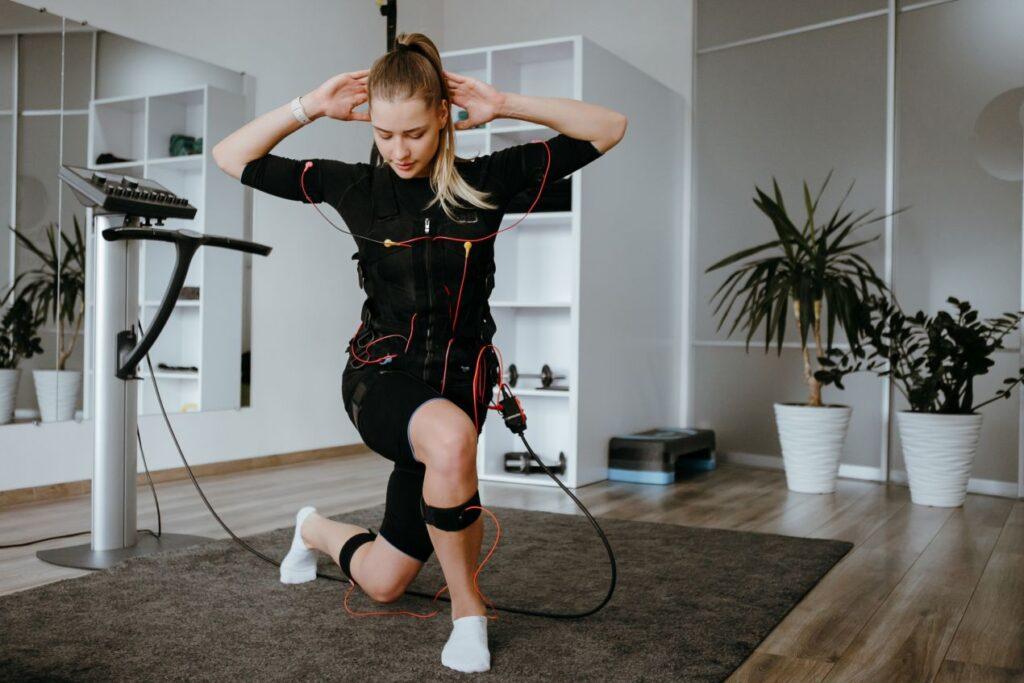 Frau beim EMS Training als Ergaenzung zur Kryolipolyse Behandlung
