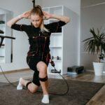 Frau beim EMS Training als Ergaenzung zur Kryolipolyse Behandlung