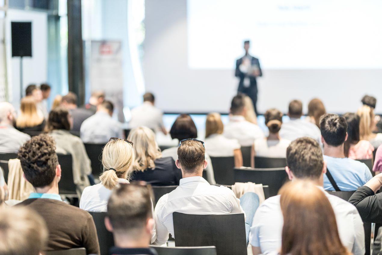 Teilnehmer in moderner Eventlocation während eines Business-Vortrags – Düsseldorf Tagungsräume mit Technik und Komfort