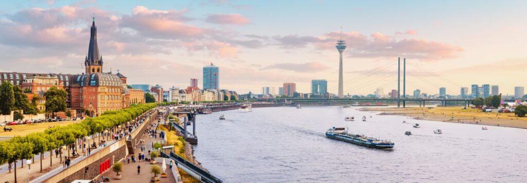 Panorama mit Rheinturm, Rheinpromenade und Altstadt – optimale Umgebung für Düsseldorf Tagungsräume