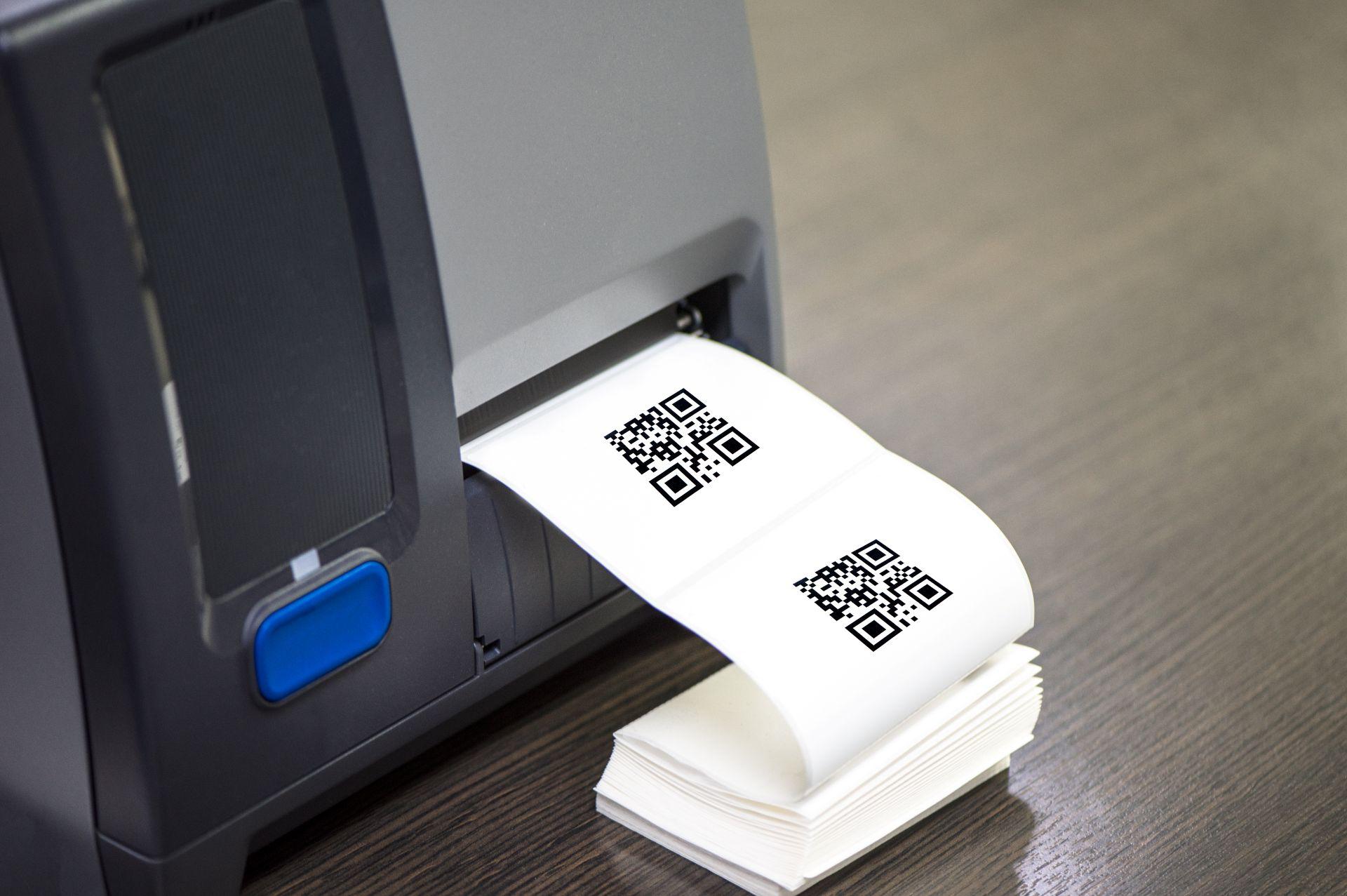 etikettendrucker gibt qr code etiketten auf rollen fuer versand und lager aus